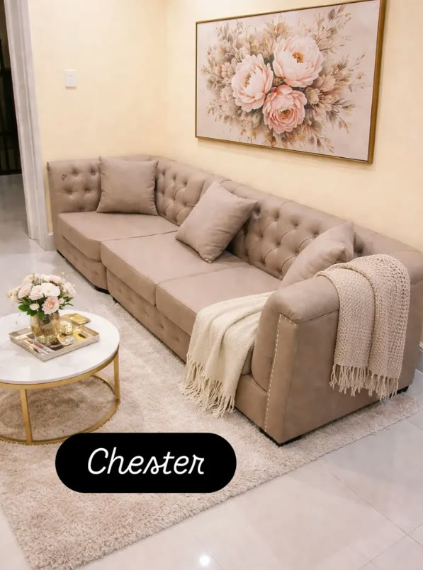 Sofá Chester en tono taupe con manta tejida